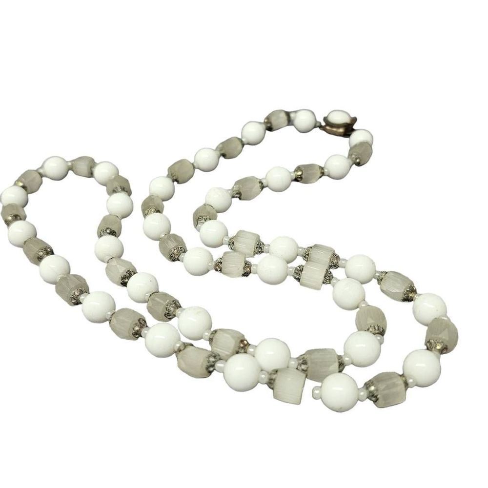 ๐ฅVintageโShell and White Glass Beaded Necklace